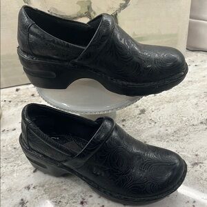 Boc Born Women’s Peggy Paisley Embossed Slip-On Clogs Black Shoes NWOT